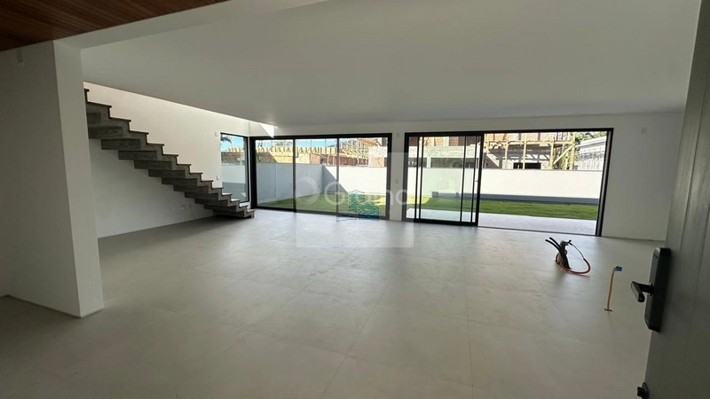 Casa Espaçosa à Venda no Bairro Ratones – Estilo Rural com Muito Verde: 1ª foto da galeria de imagens do imóvel