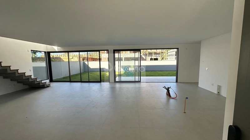 Casa Espaçosa à Venda no Bairro Ratones – Estilo Rural com Muito Verde: 4ª foto da galeria de imagens do imóvel