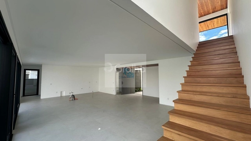 Casa Espaçosa à Venda no Bairro Ratones – Estilo Rural com Muito Verde: 3ª foto da galeria de imagens do imóvel