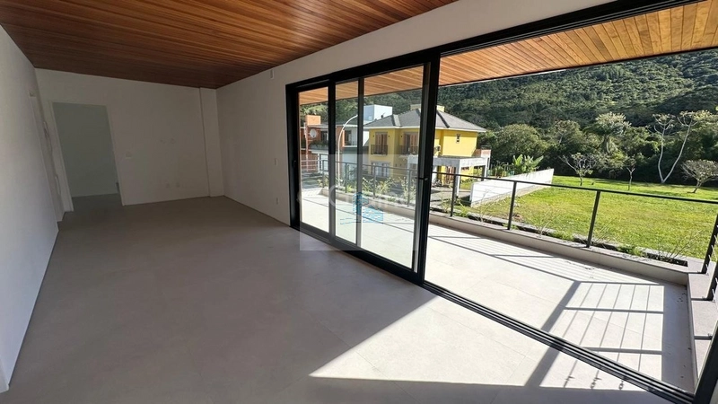 Casa Espaçosa à Venda no Bairro Ratones – Estilo Rural com Muito Verde: 11ª foto da galeria de imagens do imóvel