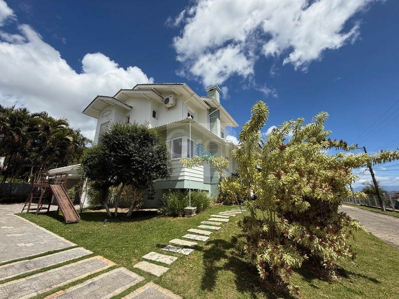 Casa de 295m² com 3 suítes em Cacupé