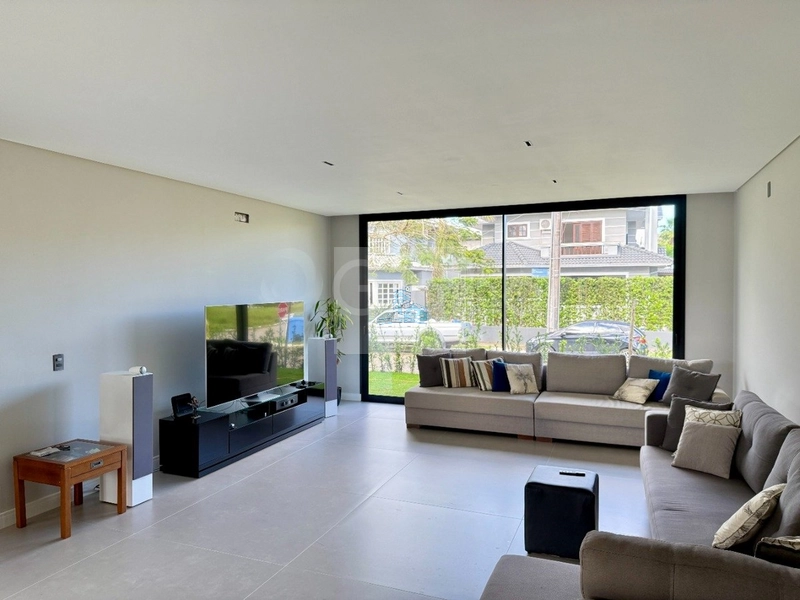 Casa residencial com 4 suítes com 300m² em Jurerê Internacional.