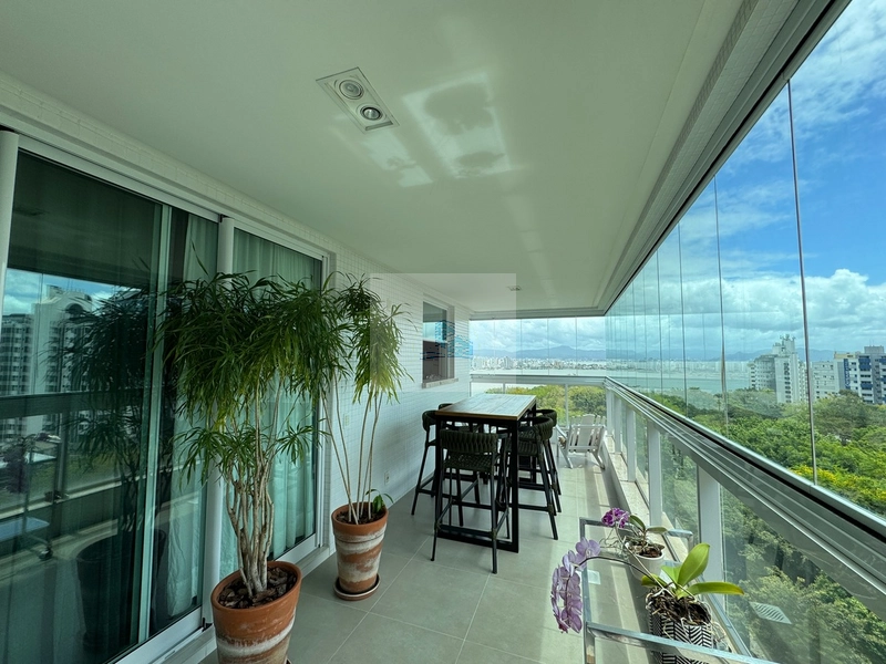 Apartamento com 3 suítes com 168m² no Centro de Florianópolis