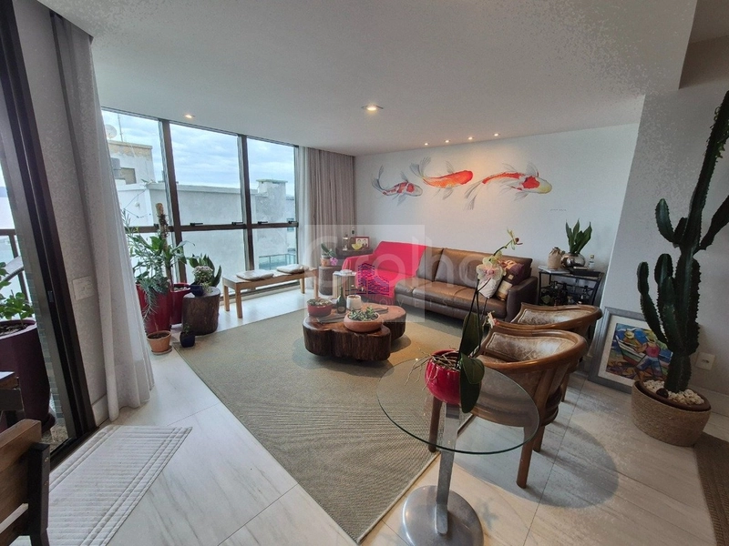 Apartamento Reformado e Amplo em Coqueiros — 130 m², Vista para o Mar