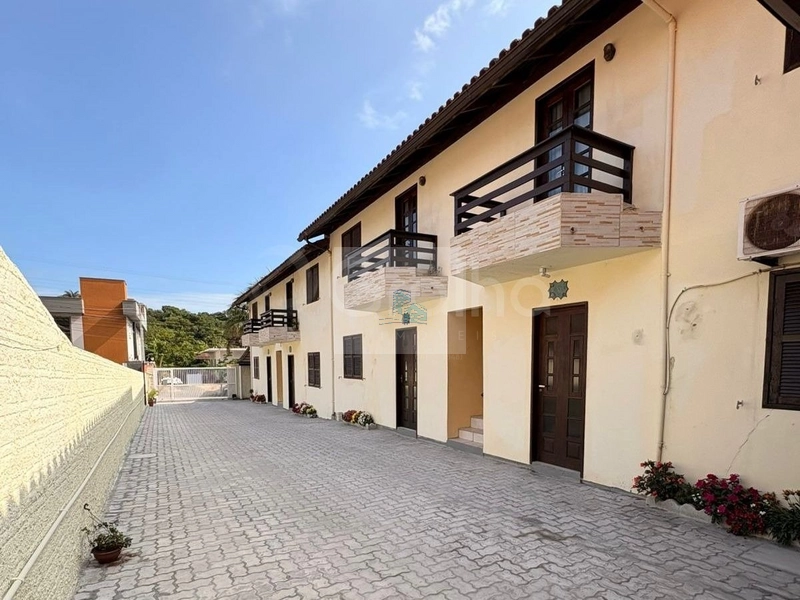 Pousada com 14 quartos sendo 10 suítes no bairro Canasvieiras: 1ª foto da galeria de imagens do imóvel