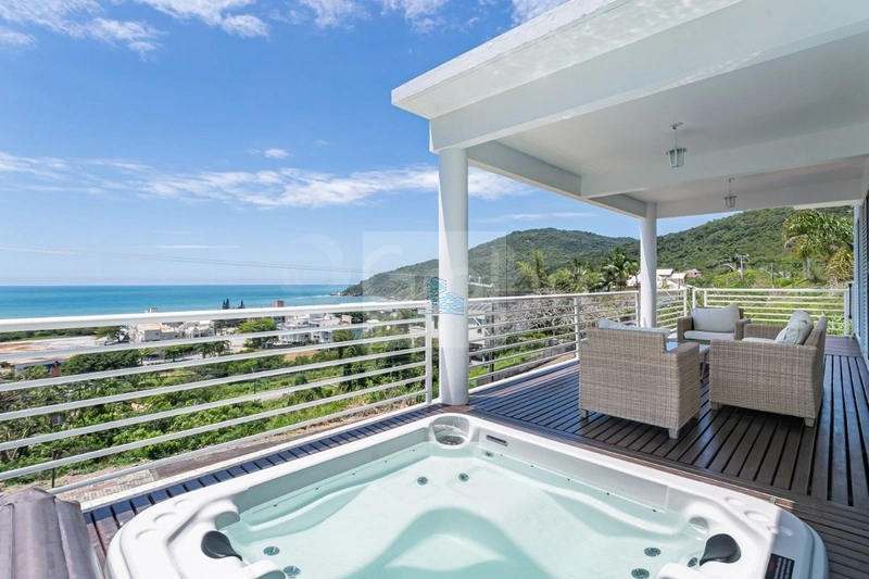 Casa à venda na Praia Brava, Florianópolis — vista para o mar