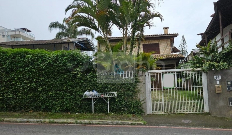 Terreno de 781m² em Canasvieiras