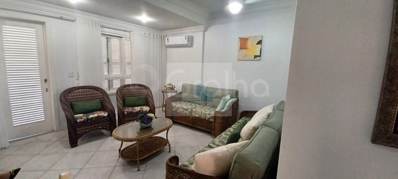 Casa em condominio com 4 quartos sendo 1 suíte com 120m² em Jurerê.