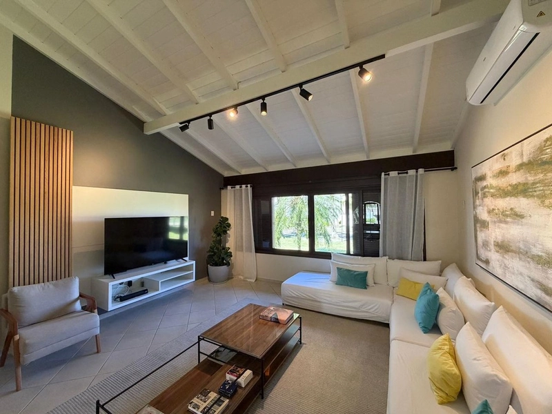 Casa residencial a venda 300 metros do mar Jurere Internacional: 1ª foto da galeria de imagens do imóvel