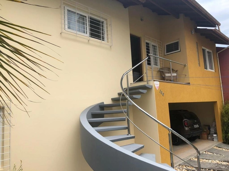 Casa a venda em Coqueiros próximo a praia do meio na via gastronômica: 2ª foto da galeria de imagens do imóvel