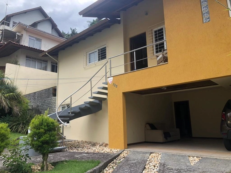 Casa a venda em Coqueiros próximo a praia do meio na via gastronômica: 1ª foto da galeria de imagens do imóvel