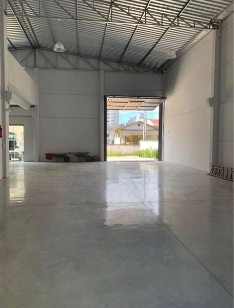 Galpão 265m²,com mezanino para escritório,bem funcional,em Brusque.: 3ª foto da galeria de imagens do imóvel