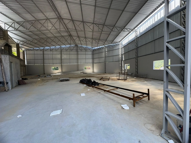 Galpão 570m²,com mezanino,banheiros :pronto para receber sua empresa !: 3ª foto da galeria de imagens do imóvel