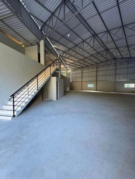 Galpão 570m²,com mezanino,banheiros :pronto para receber sua empresa !: 3ª foto da galeria de imagens do imóvel