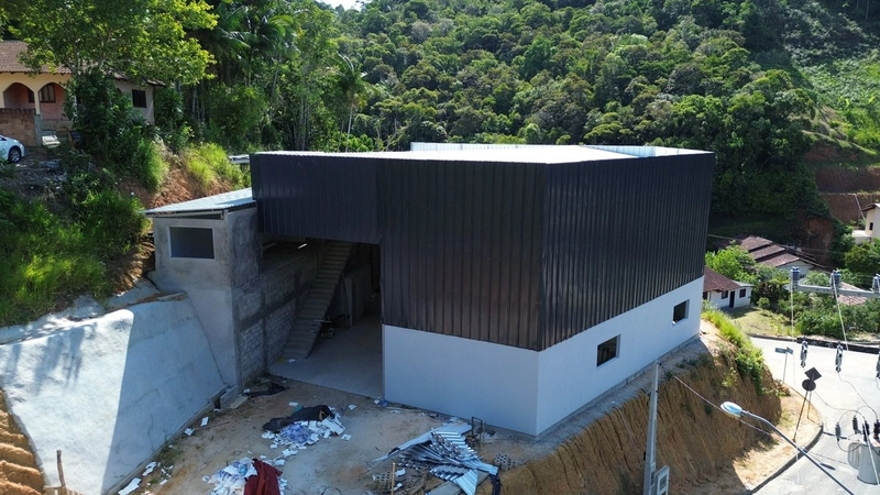 Galpão 570m²,com mezanino,banheiros :pronto para receber sua empresa !
