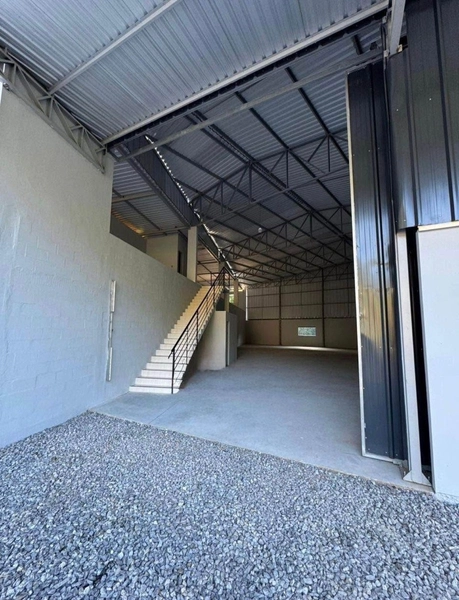 Galpão 570m²,com mezanino,banheiros :pronto para receber sua empresa !: 2ª foto da galeria de imagens do imóvel