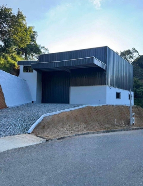 Galpão 570m²,com mezanino,banheiros :pronto para receber sua empresa !