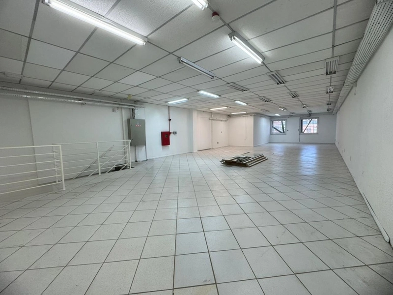 Instale sua empresa aqui:sala para locação  térreo ,350m² em Blumenau: 2ª foto da galeria de imagens do imóvel