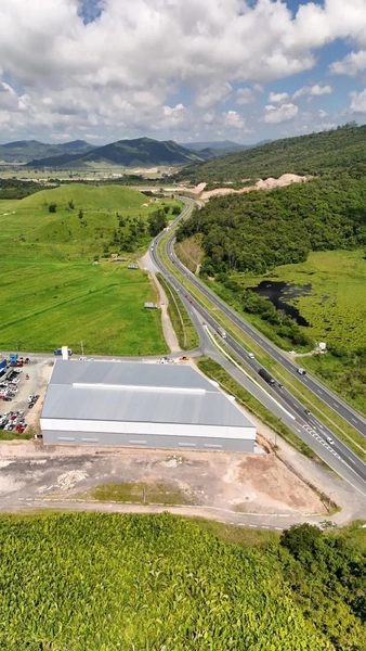 Galpão com logística eficiente, docas,sistema j3,para locar em Ilhota: 8ª foto da galeria de imagens do imóvel