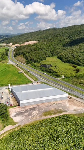 Galpão com logística eficiente, docas,sistema j3,para locar em Ilhota: 7ª foto da galeria de imagens do imóvel