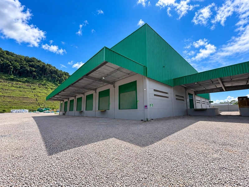 Galpão 2.640m²,com 8 docas,em ponto estratégico em Brusque.