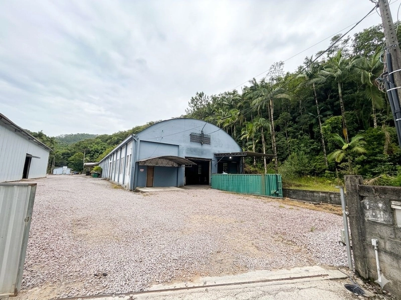 Galpão com doca,espaço amplo p/ produção,armazenagem ou distribuição.