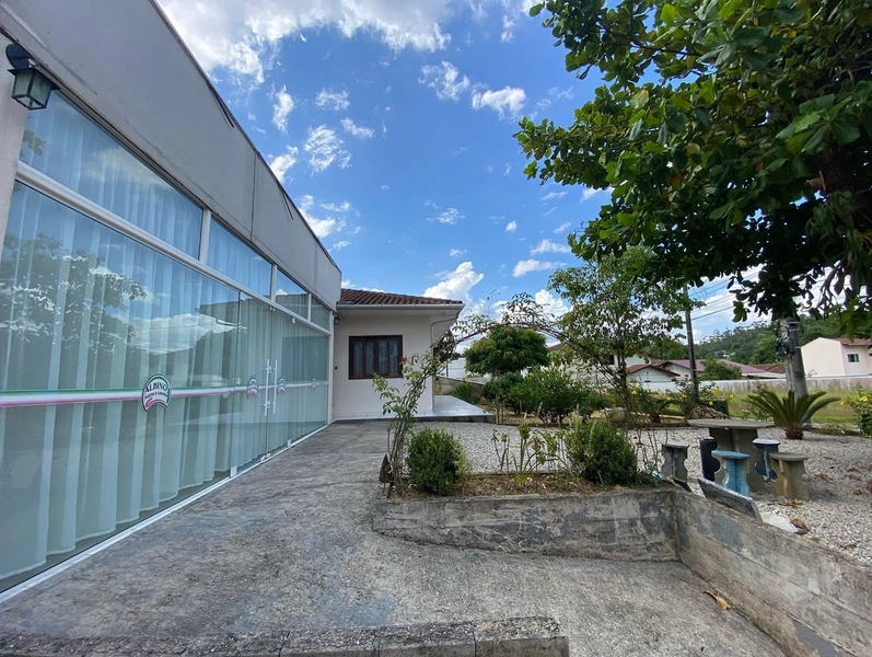 Venda casa com galpão em anexo, amplo espaço para restaurante ou comer: 2ª foto da galeria de imagens do imóvel