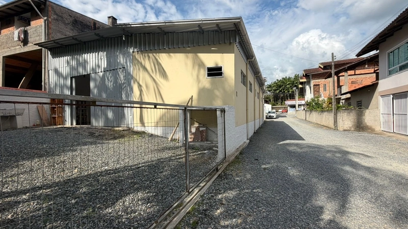 Galpão comercial (150m²) para locação em Brusque-SC