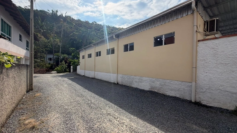 Galpão comercial (150m²) para locação em Brusque-SC: 2ª foto da galeria de imagens do imóvel