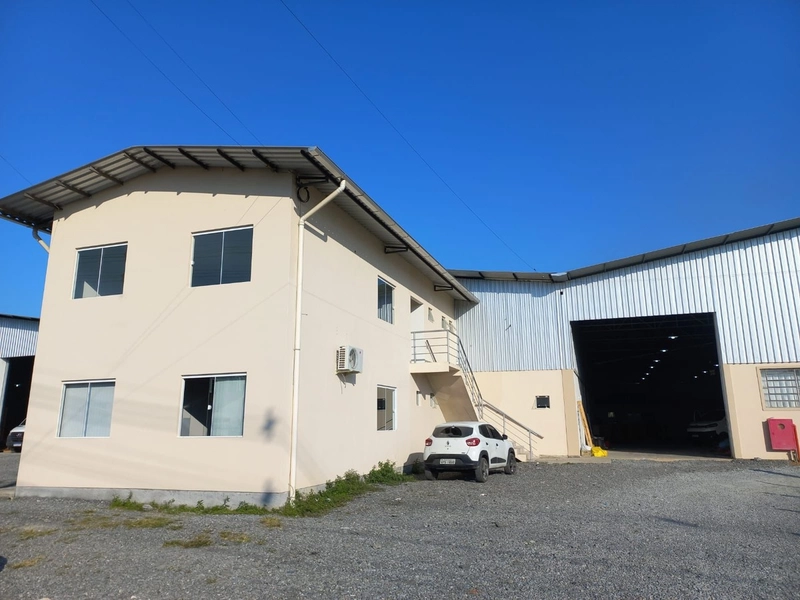 Galpão disponível para locação em Brusque-SC, 1.835m²: 2ª foto da galeria de imagens do imóvel