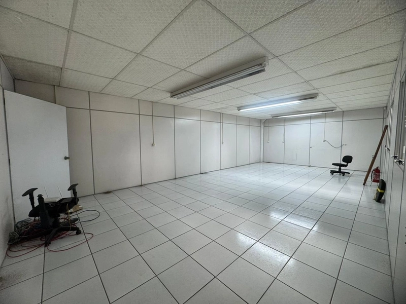 Galpão  2.700m²com docas,3 banheiros  para locação em GASPAR/SC: 7ª foto da galeria de imagens do imóvel