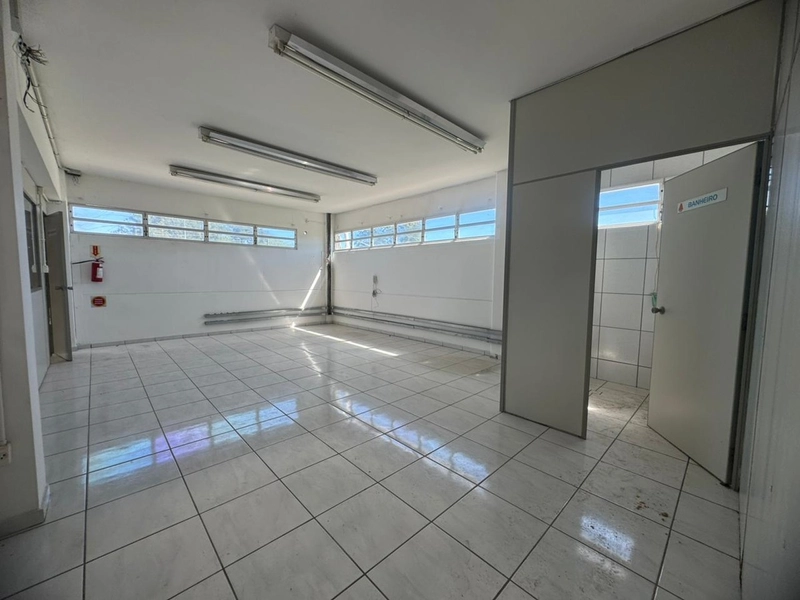 Galpão  2.700m²com docas,3 banheiros  para locação em GASPAR/SC: 13ª foto da galeria de imagens do imóvel