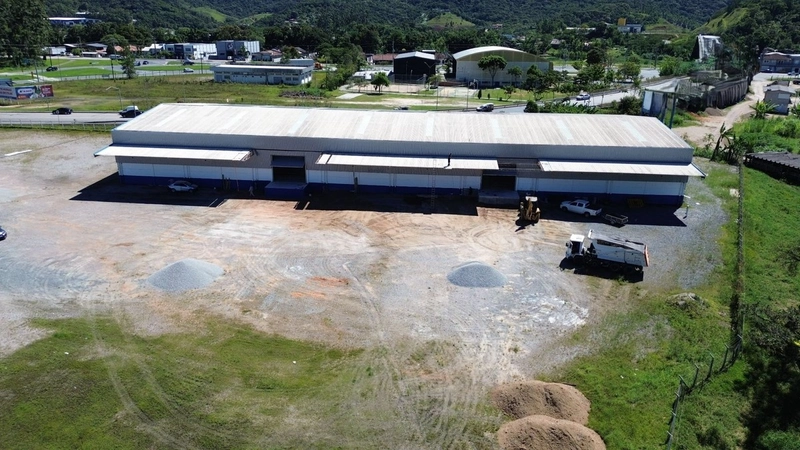 Galpão  2.700m²com docas,3 banheiros  para locação em GASPAR/SC: 2ª foto da galeria de imagens do imóvel