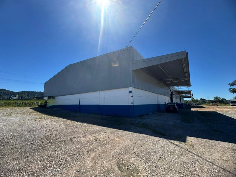 Galpão  2.700m²com docas,3 banheiros  para locação em GASPAR/SC: 3ª foto da galeria de imagens do imóvel