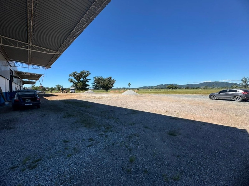 Galpão  2.700m²com docas,3 banheiros  para locação em GASPAR/SC: 4ª foto da galeria de imagens do imóvel