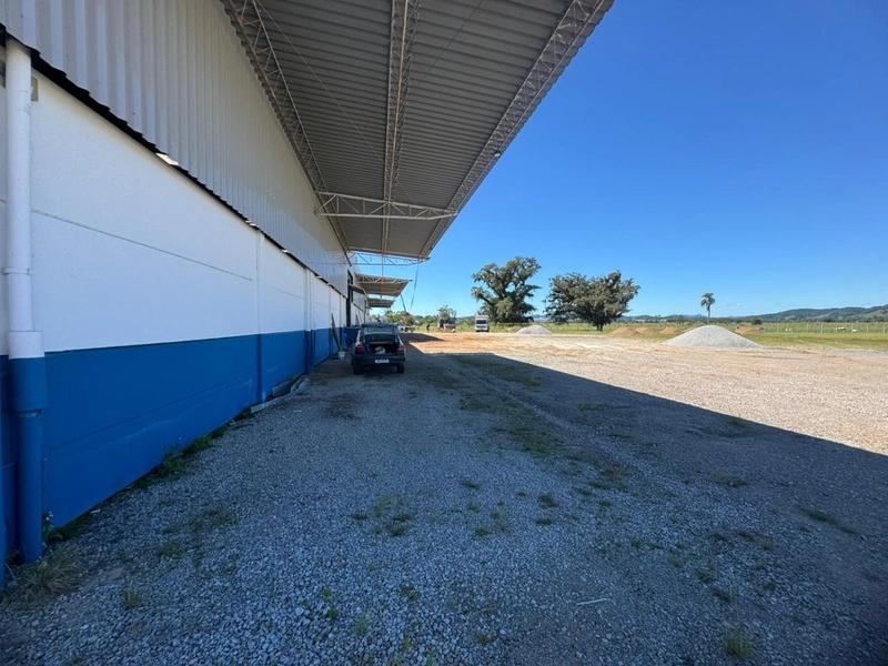 Galpão  2.700m²com docas,3 banheiros  para locação em GASPAR/SC: 5ª foto da galeria de imagens do imóvel