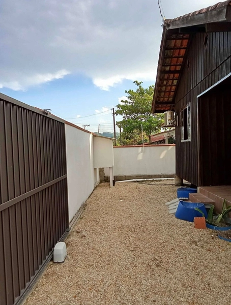 OPORTUNIDADE EM GUABIRUBA – CASA + GALPÃO NO CENTRO!: 6ª foto da galeria de imagens do imóvel