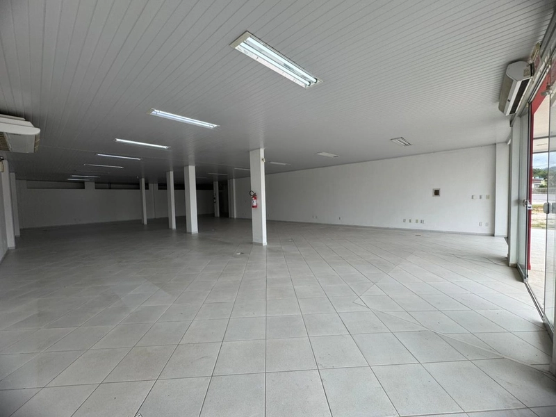 Sala Comercial com amplo estacionamento e vitrine -270m²em Brusque!: 2ª foto da galeria de imagens do imóvel