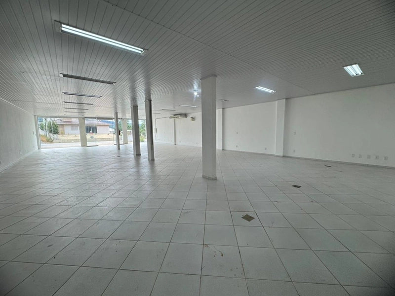 Sala Comercial com amplo estacionamento e vitrine -270m²em Brusque!: 4ª foto da galeria de imagens do imóvel