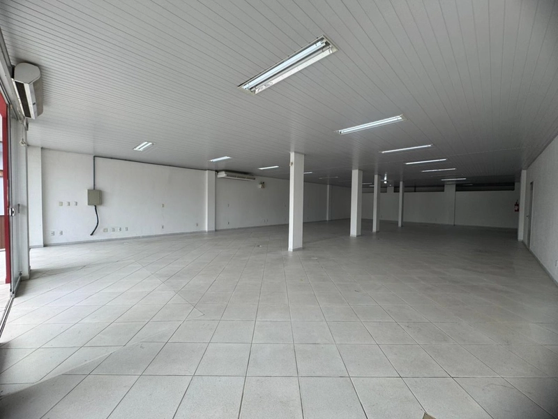 Sala Comercial com amplo estacionamento e vitrine -270m²em Brusque!: 6ª foto da galeria de imagens do imóvel