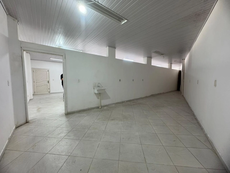 Sala Comercial com amplo estacionamento e vitrine -270m²em Brusque!: 7ª foto da galeria de imagens do imóvel