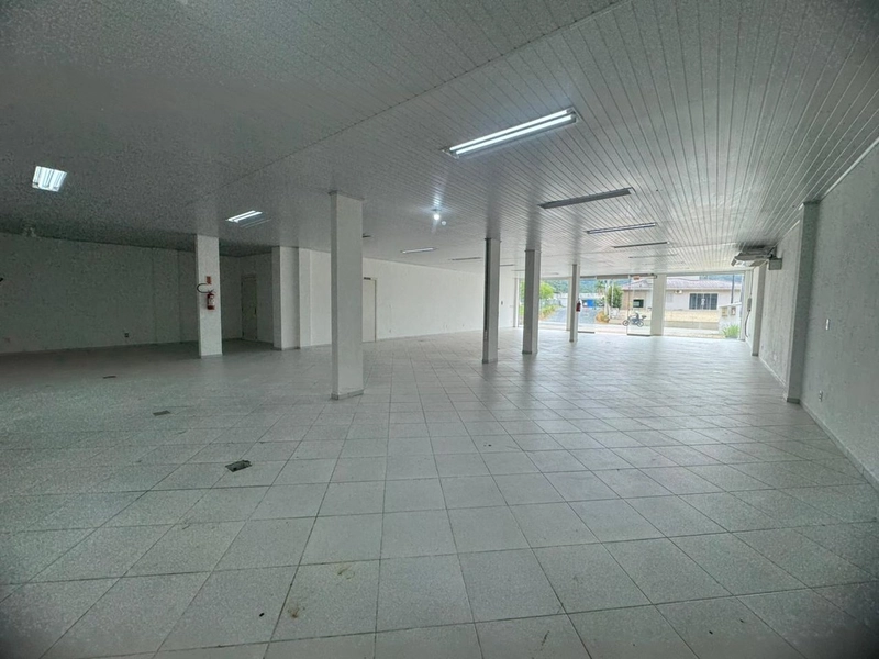 Sala Comercial com amplo estacionamento e vitrine -270m²em Brusque!: 5ª foto da galeria de imagens do imóvel