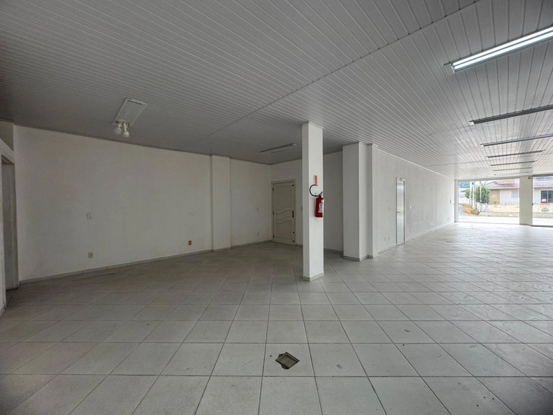 Sala Comercial com amplo estacionamento e vitrine -270m²em Brusque!: 3ª foto da galeria de imagens do imóvel