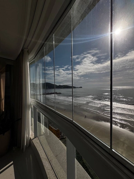 LOCAÇÃO ANUAL - ALUGUEL ALTO PADRÃO FRENTE MAR 4 SUÍTES ITAPEMA/SC: 1ª foto da galeria de imagens do imóvel