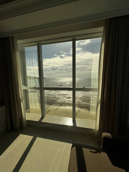 LOCAÇÃO ANUAL - ALUGUEL ALTO PADRÃO FRENTE MAR 4 SUÍTES ITAPEMA/SC: 2ª foto da galeria de imagens do imóvel