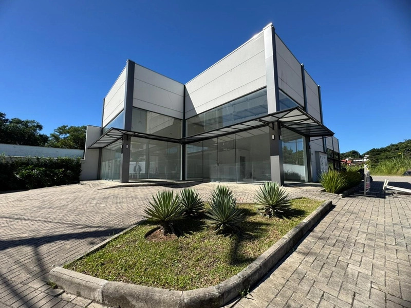 Sala comercial 150m²,2 banheiros para locação a 1kmcentro de Brusque!