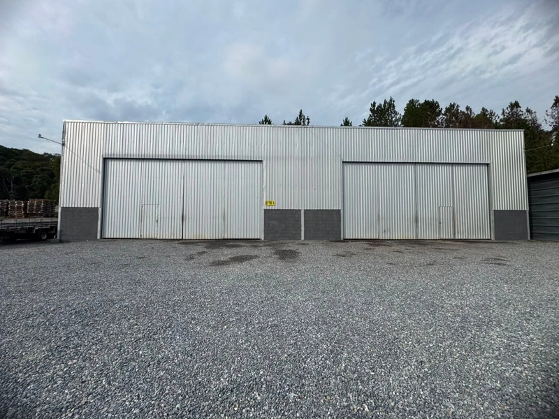 Galpão com 600m²,frente para a rodovia,amplo pátio em Brusque!