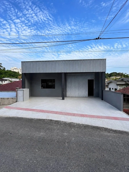 Galpão com 250m2 para locação próximo ao Centro de Brusque - SC: 1ª foto da galeria de imagens do imóvel