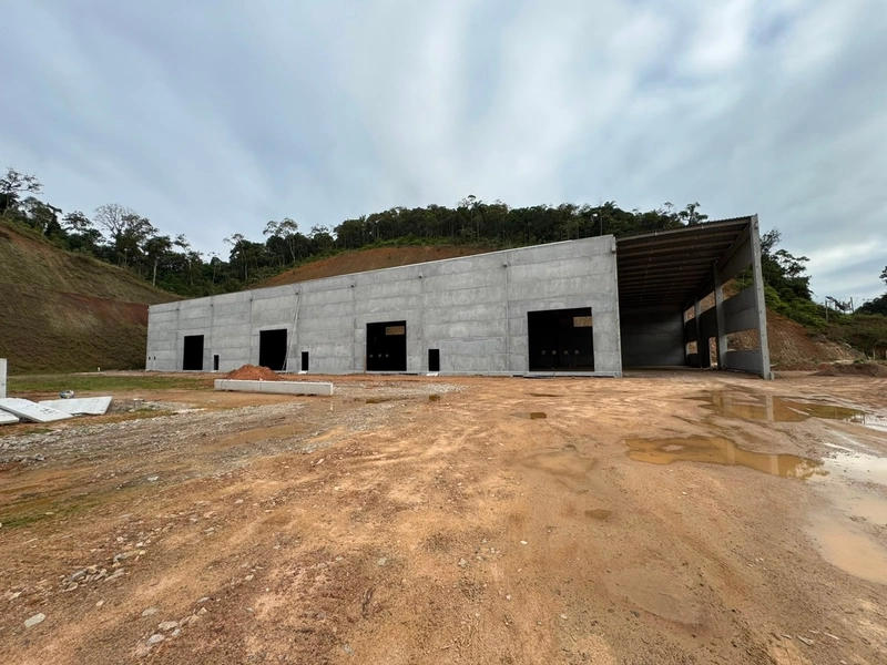 Galpão com 2.000m² ,3 docas,amplo pátio:disponível locação em Brusque!: 2ª foto da galeria de imagens do imóvel