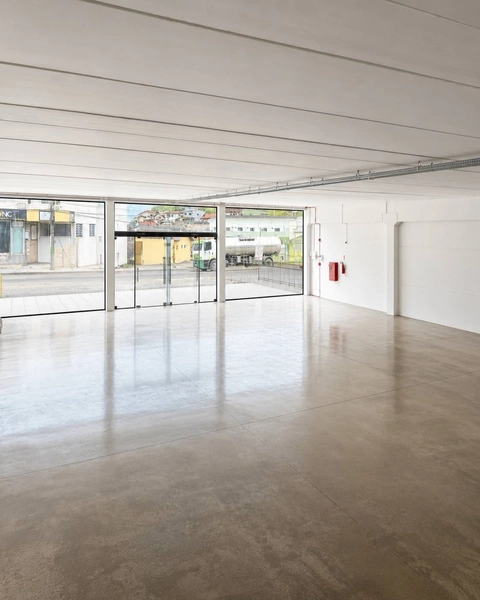 ALUGUEL GALPÃO COMERCIAL (750m²)com mezanino em Brusque: 2ª foto da galeria de imagens do imóvel